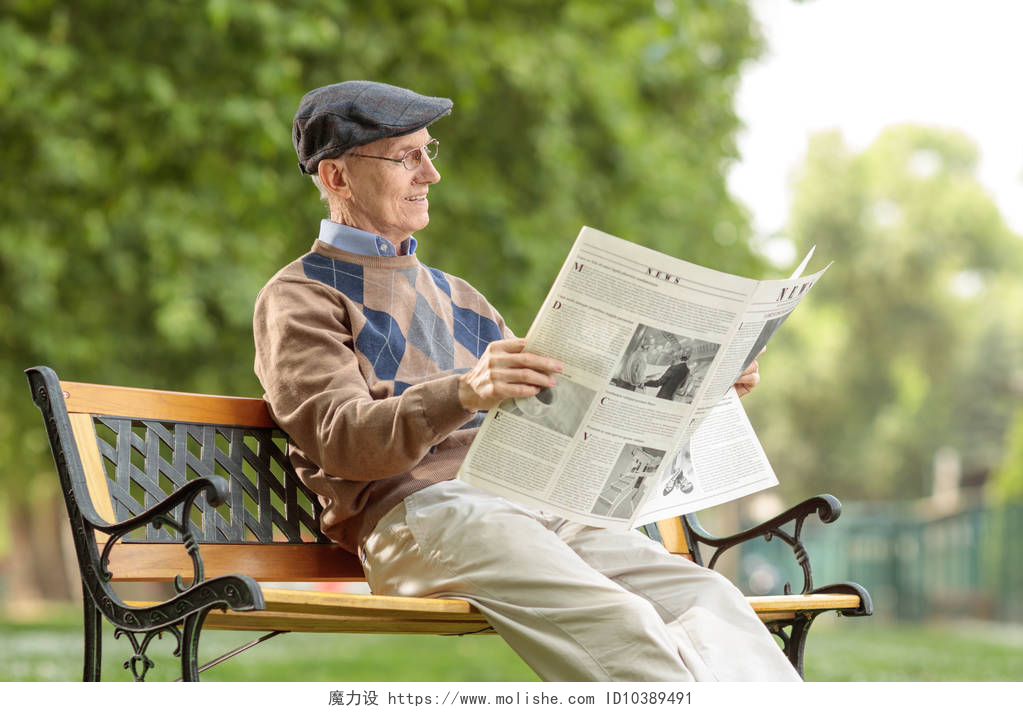 老人在公园里看报纸老人在公园里看报纸在长椅上